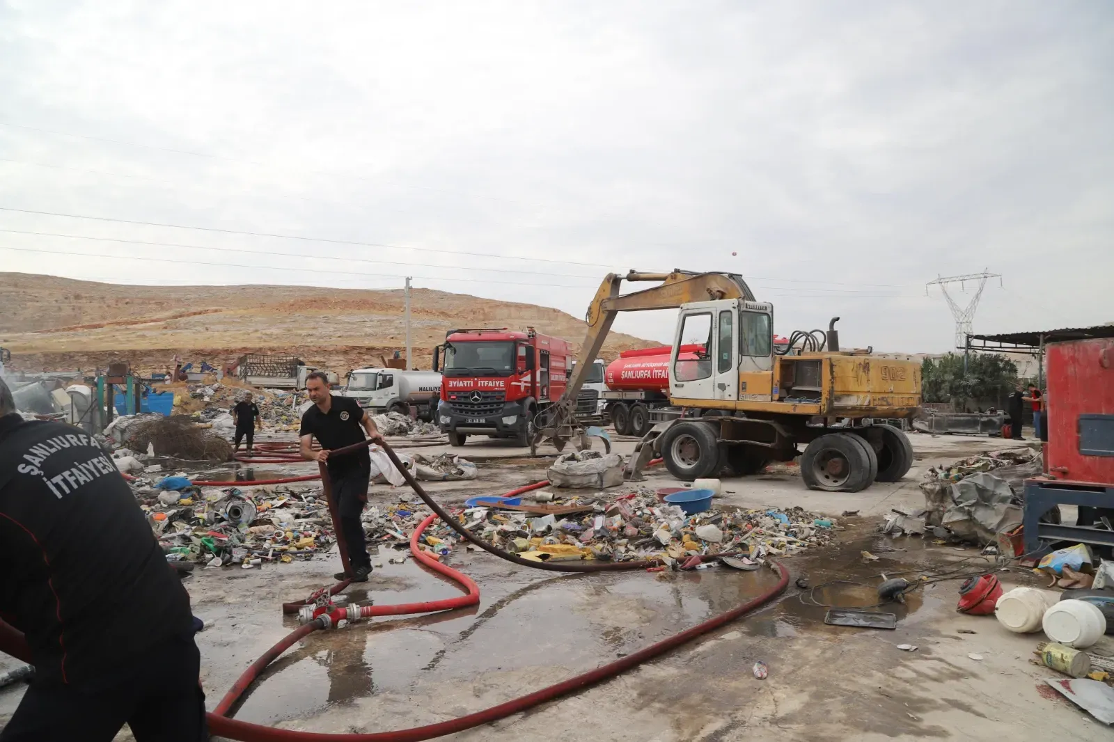 Şanlıurfa’da Geri Dönüşüm Tesisinde Yangın! Ekipler Seferber Oldu