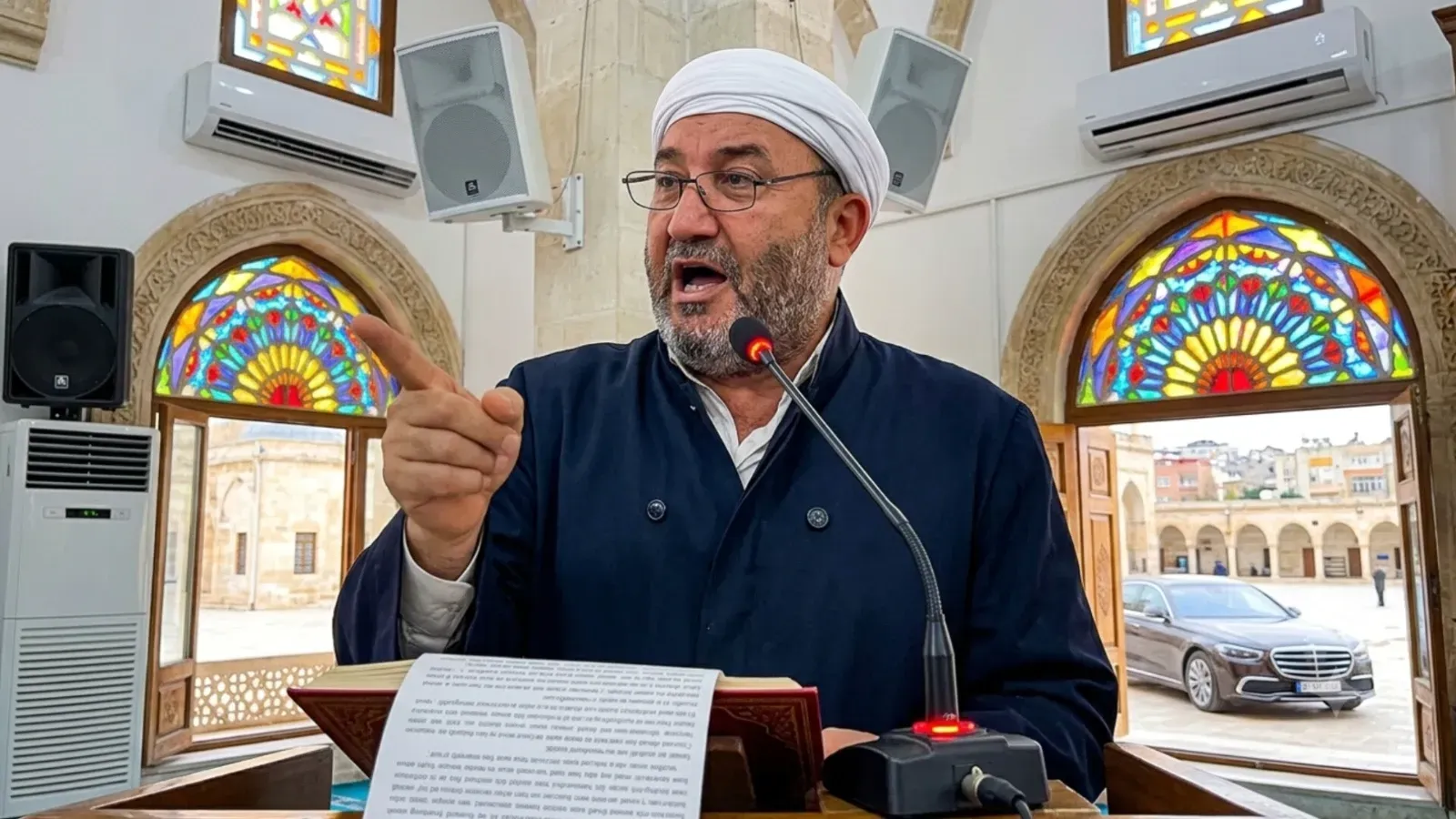 Şanlıurfa’da Hutbede Çarpıcı Çıkış: “Mikrofon, Hoparlör, Klima, Araba… Sonra Beddua Ediyoruz”