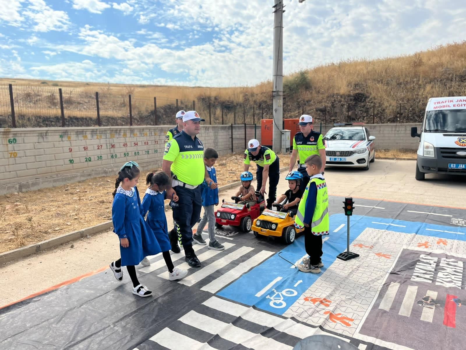 Şanlıurfa’da Öğrencilere Mobil Trafik Aracıyla Uygulamalı Trafik Eğitimi