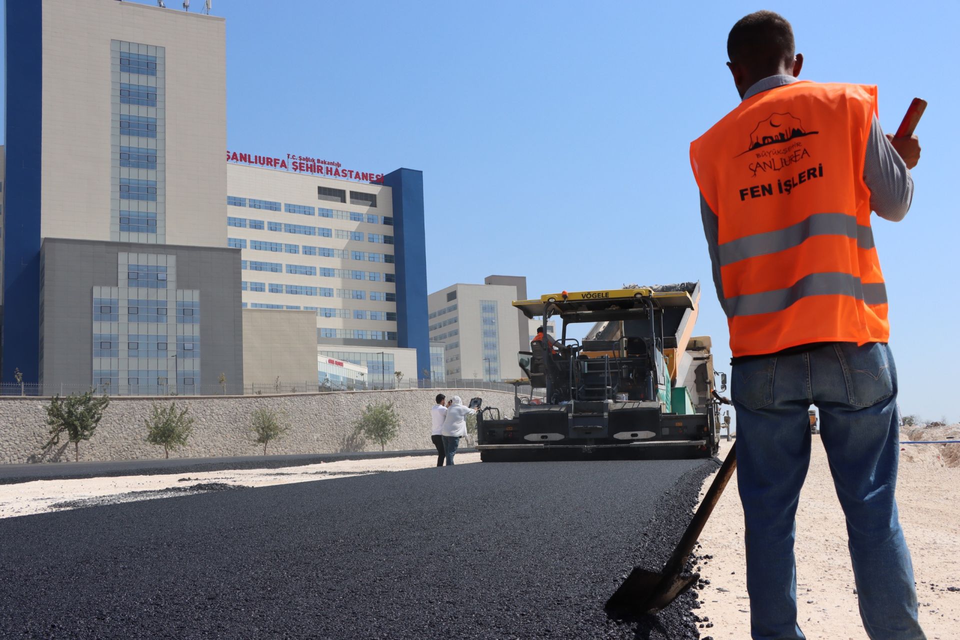 ŞEHİR HASTANESİ YOLUNDA ASFALT SERİMİ BAŞLADI