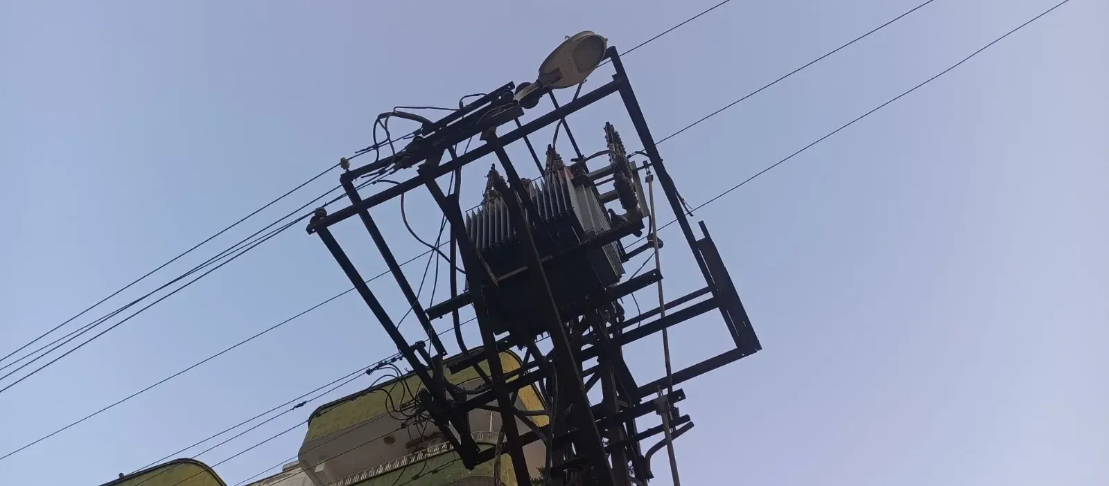 Trafo Patlamaları Mahalleliyi Tedirgin Ediyor: Esnaf Kalıcı Çözüm İstiyor