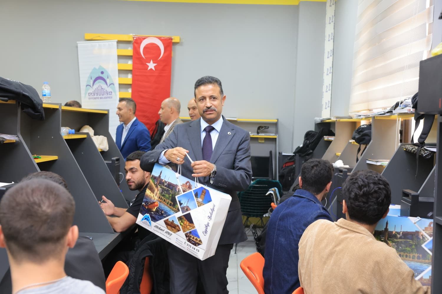 Eyyübiye’de Üniversite Adaylarına Eğitim Seti Desteği