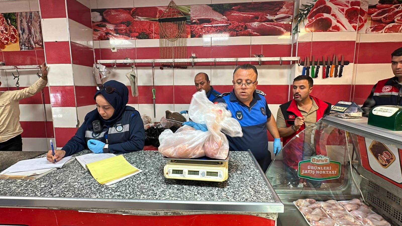 Şanlıurfa’da Zabıta Denetimi: Bozuk Etler İmha Edildi, İşletmeler Mühürlendi